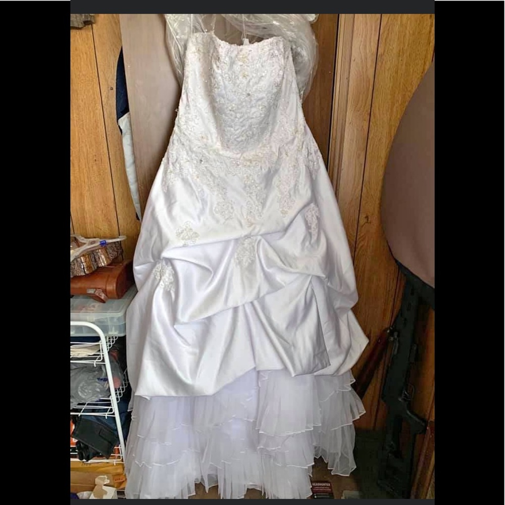 Wedding dress! Incudes matching veil!